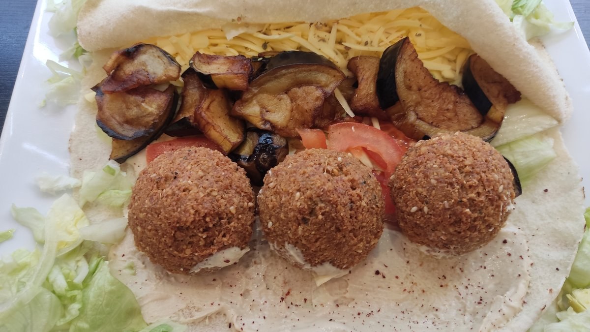 Falafel z bakłażanem i serem wegańskim