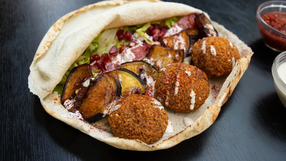 Kanapka falafel z bakłażanem i granatem – Niedaleko Damaszku